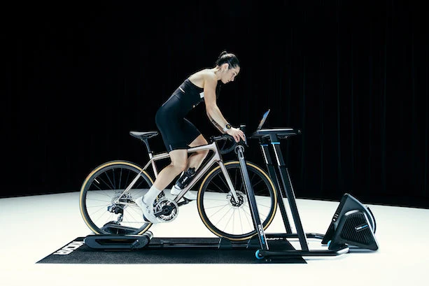 wahoo KICKR ROLLR SMART TRAINER w/SINGLE-SIDED POWRLINK PEDAL