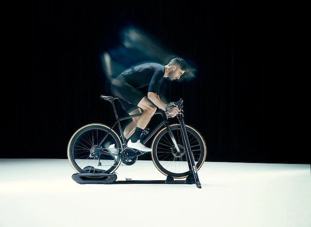 wahoo KICKR ROLLR SMART TRAINER w/SINGLE-SIDED POWRLINK PEDAL