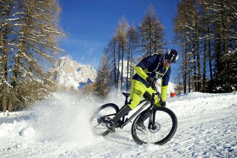 Schwalbe Drahtreifen ICE SPIKER PRO Performance 28x2,6 Zoll (65-622) Schwarz - maximaler Grip auf Eis und Schnee