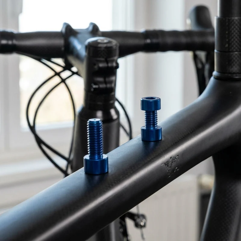 XLC Schrauben für Trinkflaschenhalter 2er Set blau