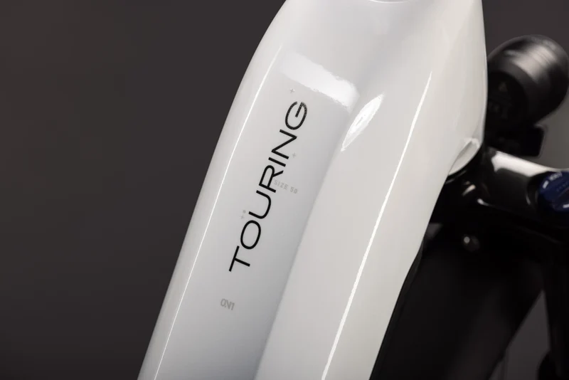 Cube Touring Hybrid ONE 600 metallicwhite´n´chrome EE 2027