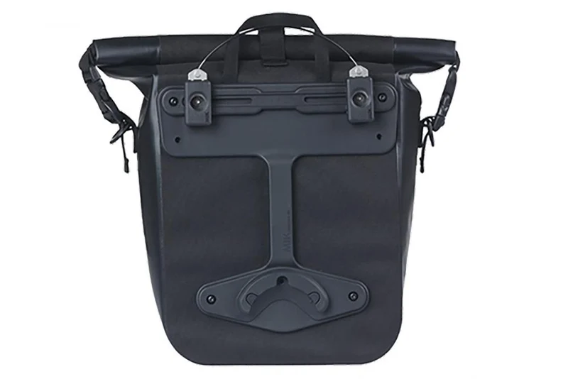 Basil Einzelpacktasche Navigator Waterproof M 24x14x34cm, 14ltr, MIK Studs