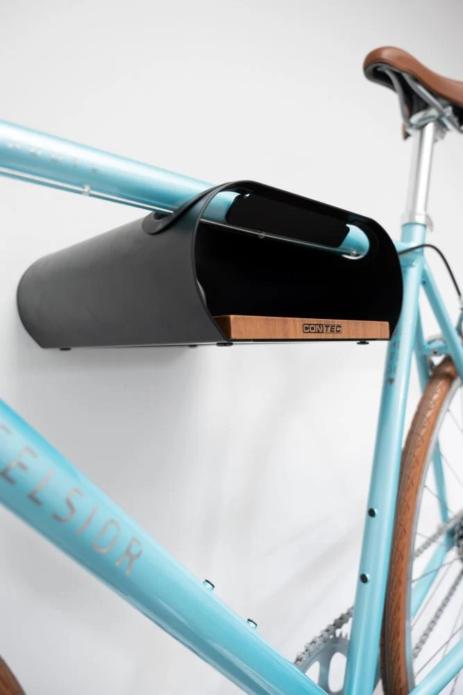 CONTEC bikeART tube Fahrrad-Wandhalterung, Stahl und Walnussholz, Silikonbeschichtung, für Oberrohr-Ø bis 55 mm, Tragfähigkeit bis 25 kg, inkl. Gurt, schwarz/walnuss