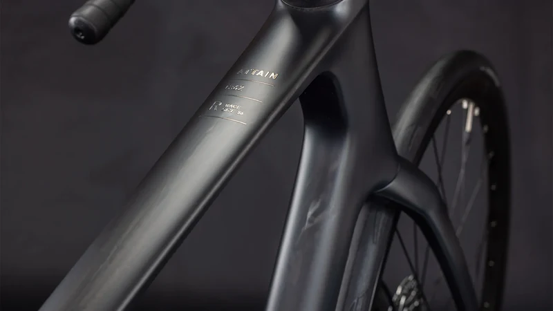 Cube Attain C:62 Race blackline 2026