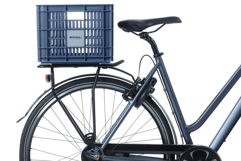 Basil Transportkorb Crate M Bluestone 29 Liter - robuster Fahrradkorb aus Kunststoff - stapelbar wetterfest mit MIK-Adapterplatte kompatibel - Adapterplatte