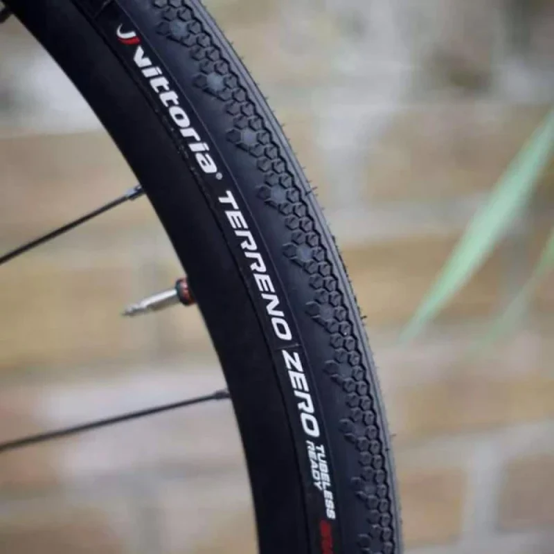Vittoria Reifen Terreno Zero Gravel Adventure 28x1.45\" 37-622 - Schwarz - Drahtreifen - Speziell entwickelt für harte und trockene Untergründe - Hervorragender Rollwiderstand und Grip auf Asphalt und leichtem Schotter