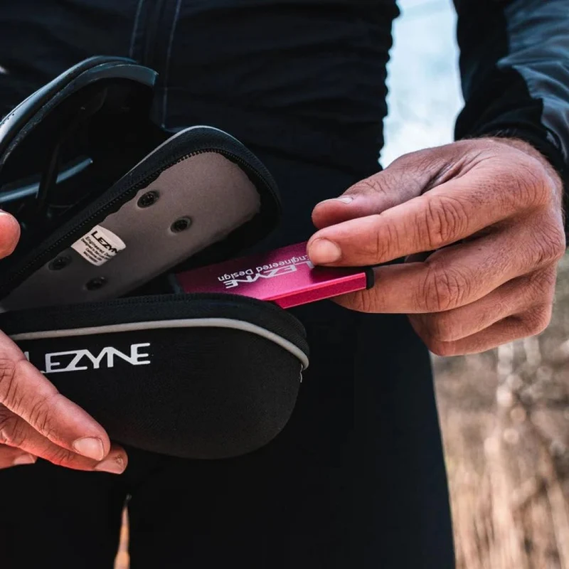 Lezyne Reparaturset METAL Kit Alu 6 Schlauchflicken 1 Anrauher seitliche Öffnung blau-glänzend