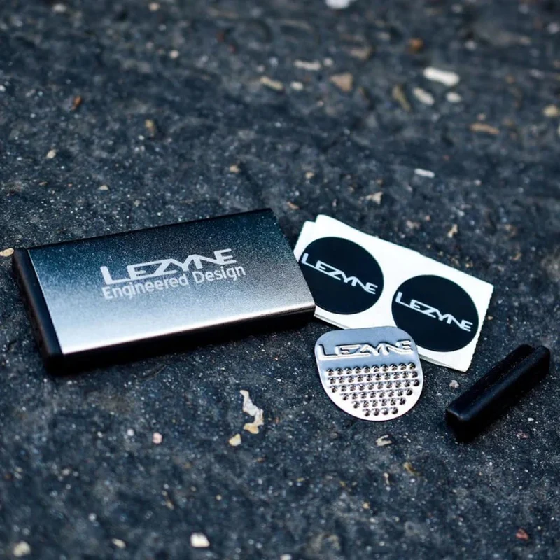 Lezyne Reparaturset METAL Kit Alu 6 Schlauchflicken 1 Anrauher seitliche Öffnung schwarz